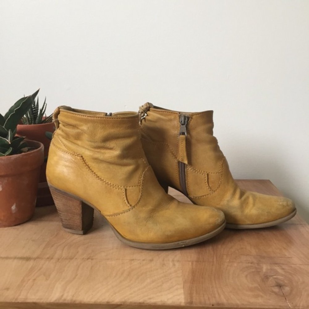 MJUS | mustard heeled booties